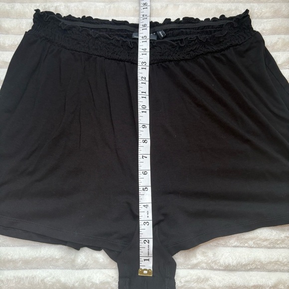 4/25$ ASOS Design High Waist Black Flowy Shorts With Elastic Waist Band 14 - Picture 7 of 7